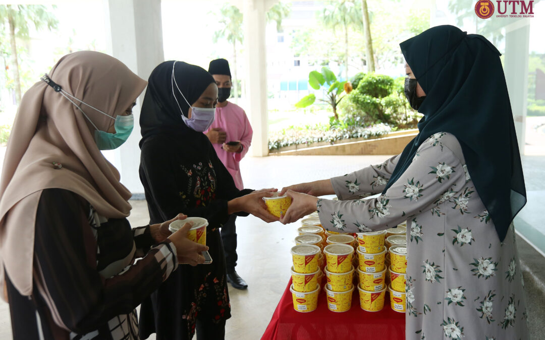 Edaran bubur lambuk yang disumbangkan oleh Yayasan Raja Zarith Sofiah Negeri Johor