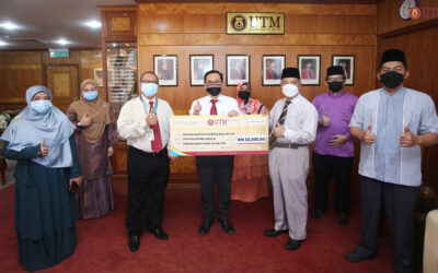 Serahan Mock Cheque Bantuan Mangsa Banjir RM50K oleh Unit Zakat UTM